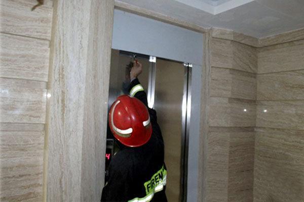 نیروهای آتش نشانی همدان 2 گرفتار در آسانسور را نجات دادند