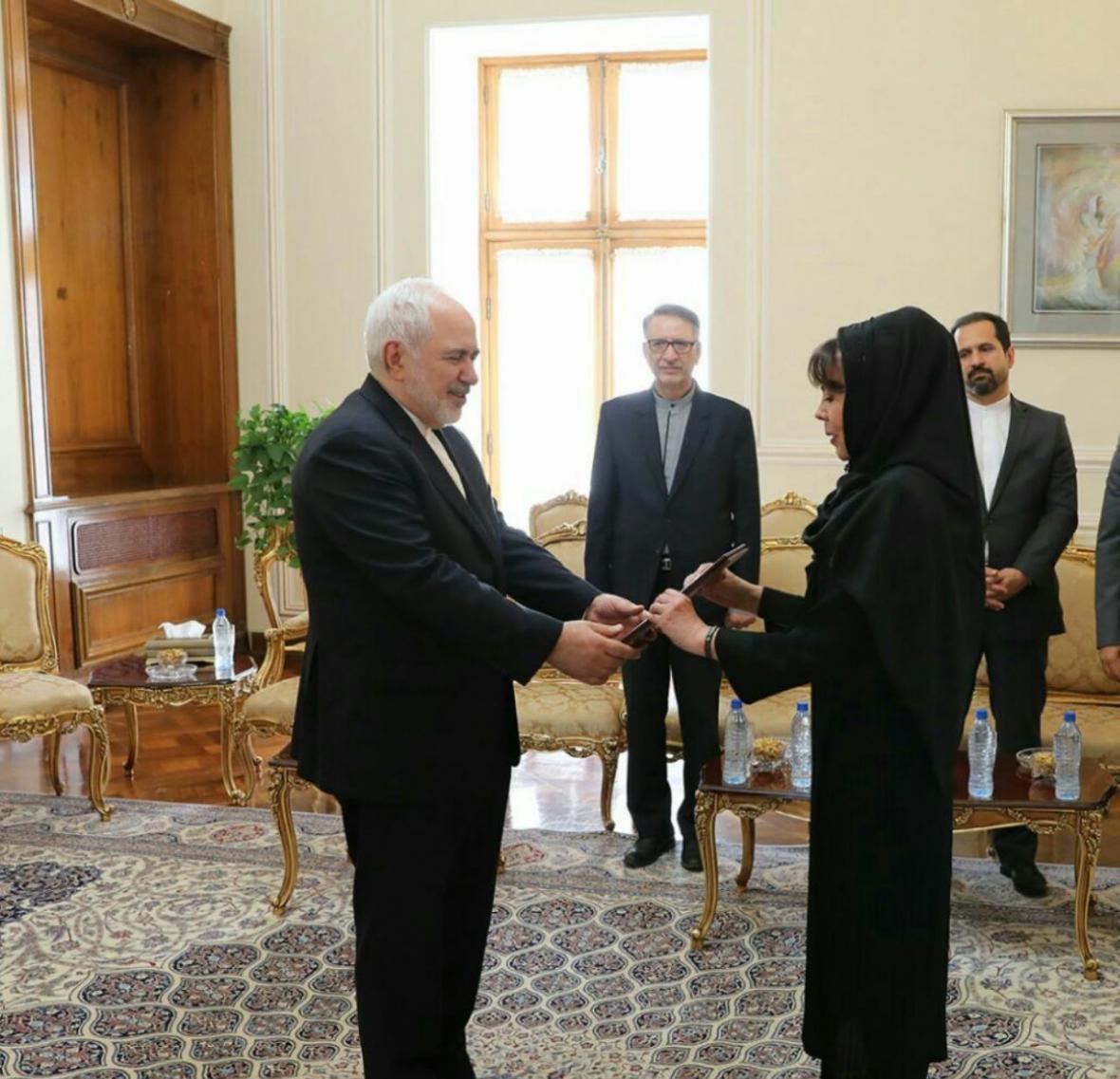 سفیر بولیوی رونوشت استوارنامه خود را تقدیم ظریف کرد سفیر بولیوی رونوشت استوارنامه خود را تقدیم ظریف کرد