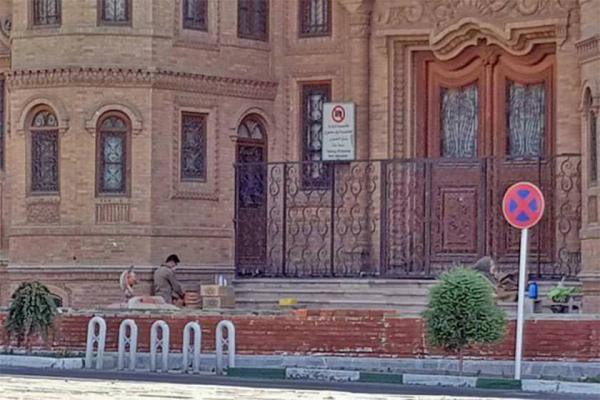 اداره کل میراث فرهنگی استان تهران خواهان توقف ساخت دیوار در مقابل ساختمان مجلس بهارستان شد