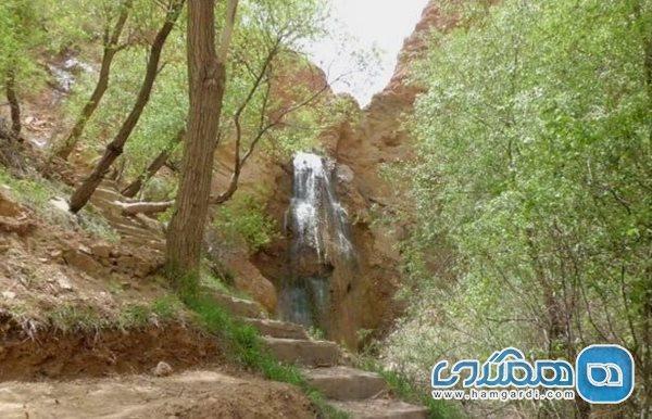 آبشار شاه دره یکی از جاذبه های طبیعی استان قزوین است آبشار شاه دره یکی از جاذبه های طبیعی استان قزوین است