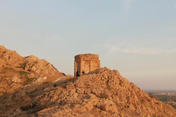 حفاری شهرداری تهران در گورستان باستانی ری ، درگیر عوامل شهرداری با مالک حفاری شهرداری تهران در گورستان باستانی ری ، درگیر عوامل شهرداری با مالک